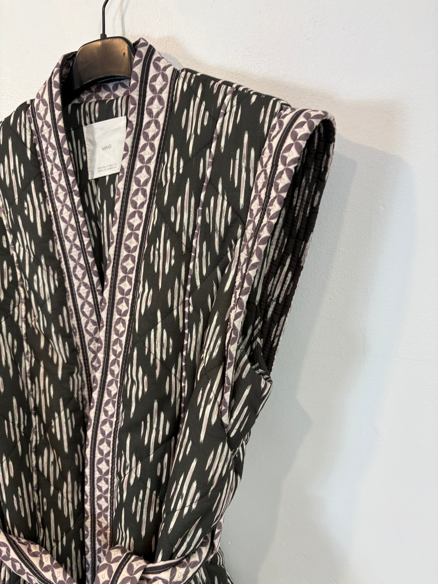 MANGO. Chaleco acolchado cinturón. T S