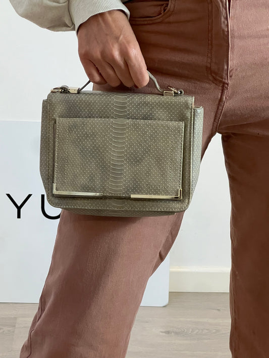 FRENCH CONECCTION. Bolso gris efecto piel