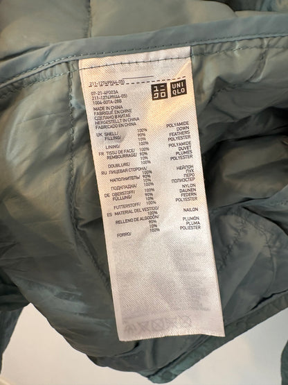 UNIQLO. Chaqueta plumas ultraligera verde claro