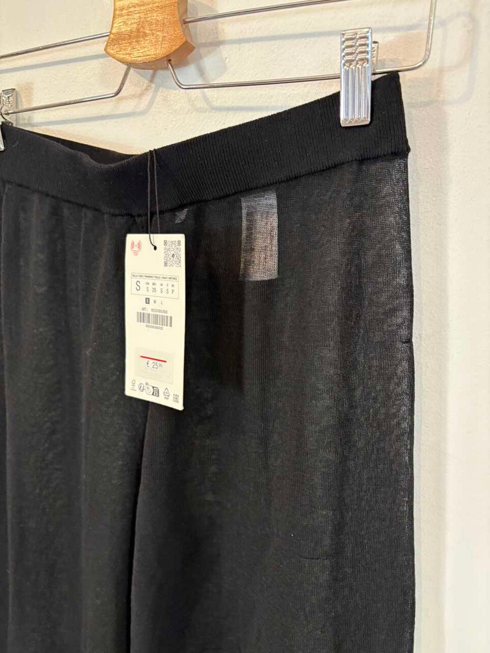 ZARA. Pantalón negro fluido semi transparente