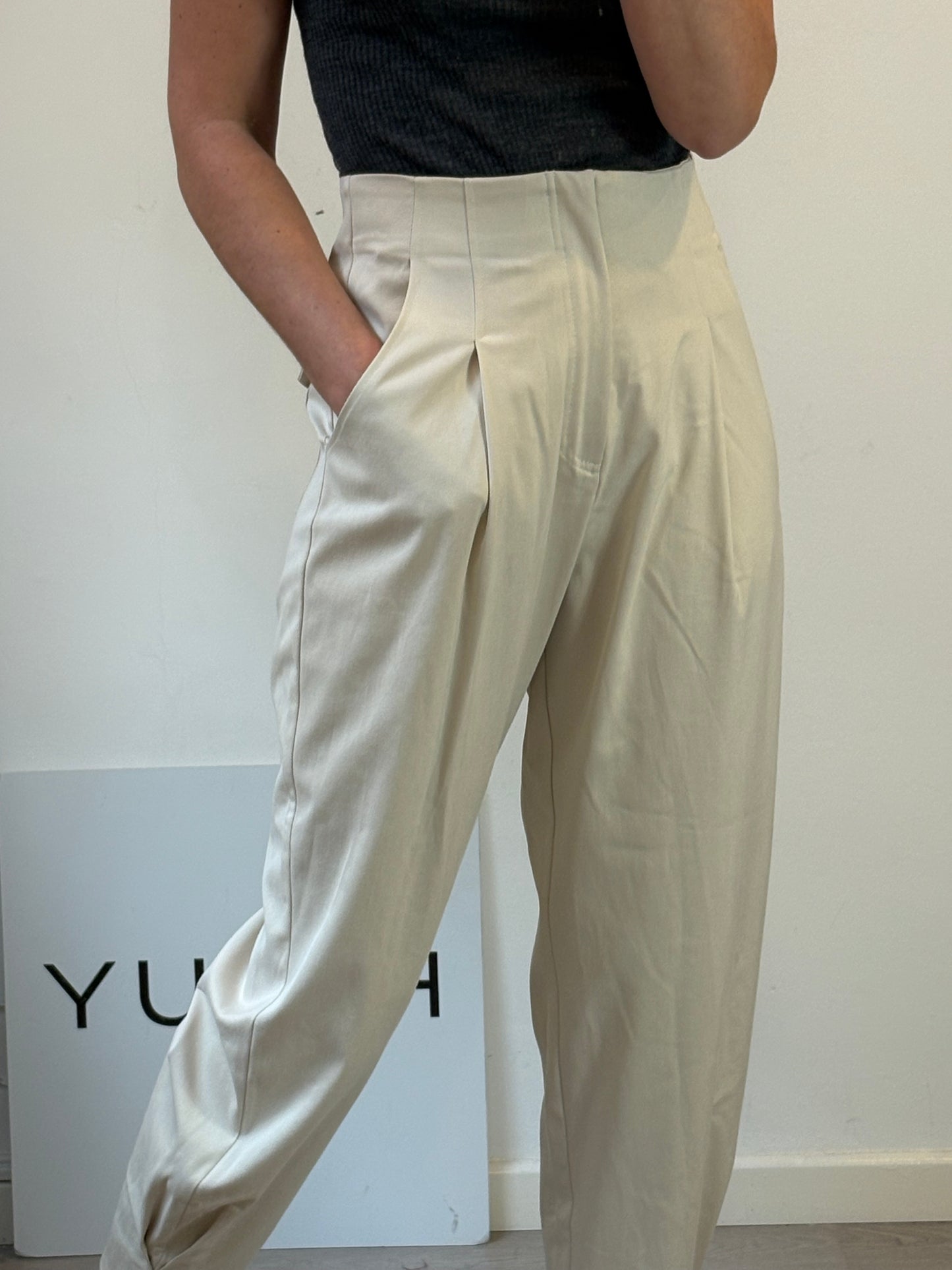 ZARA. Pantalón beige pinzas