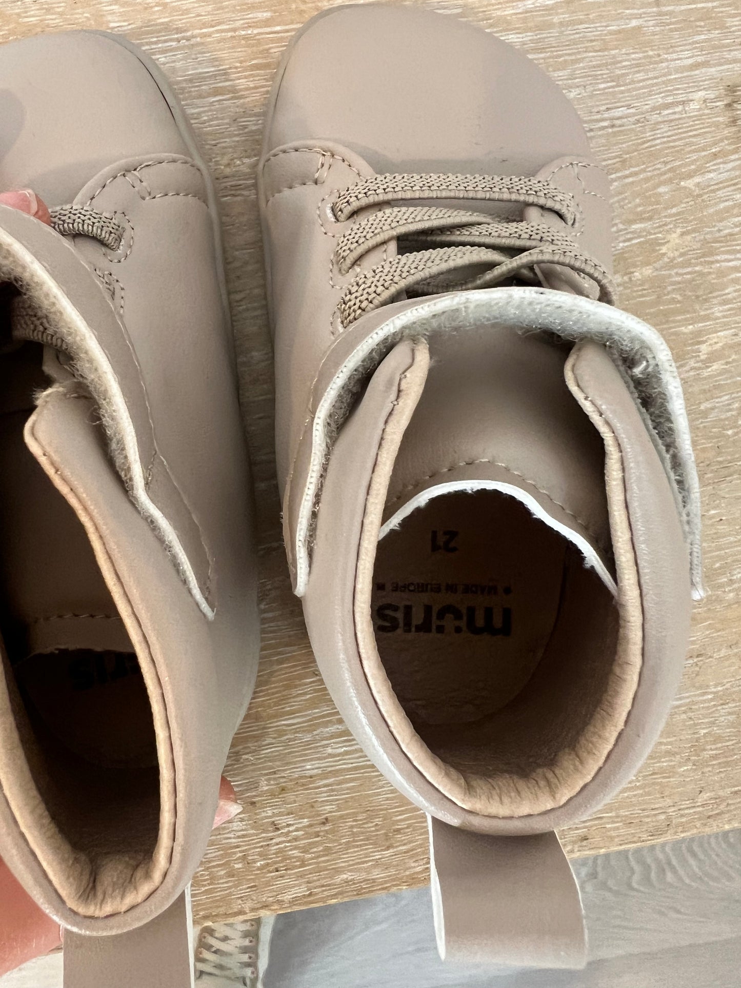 MURIS. Botitas beige goma y velcro T.21