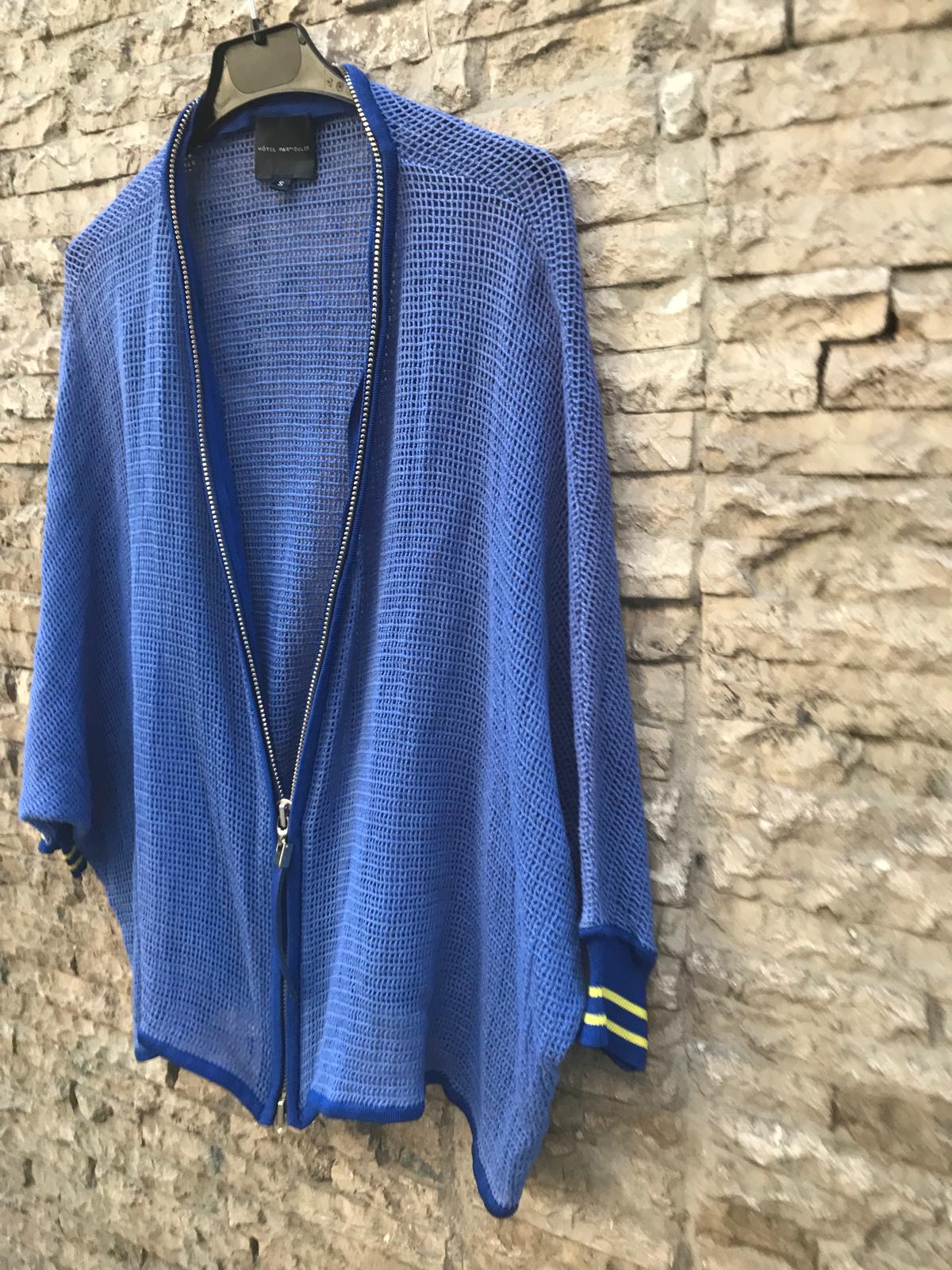HOTEL PARTICULIER. Chaqueta azul calada