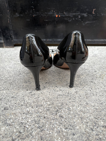 PRADA. Tacones charol lazo