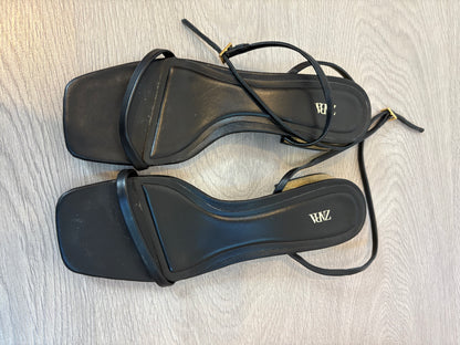 ZARA. Sandalia negra tacón dorado T.38