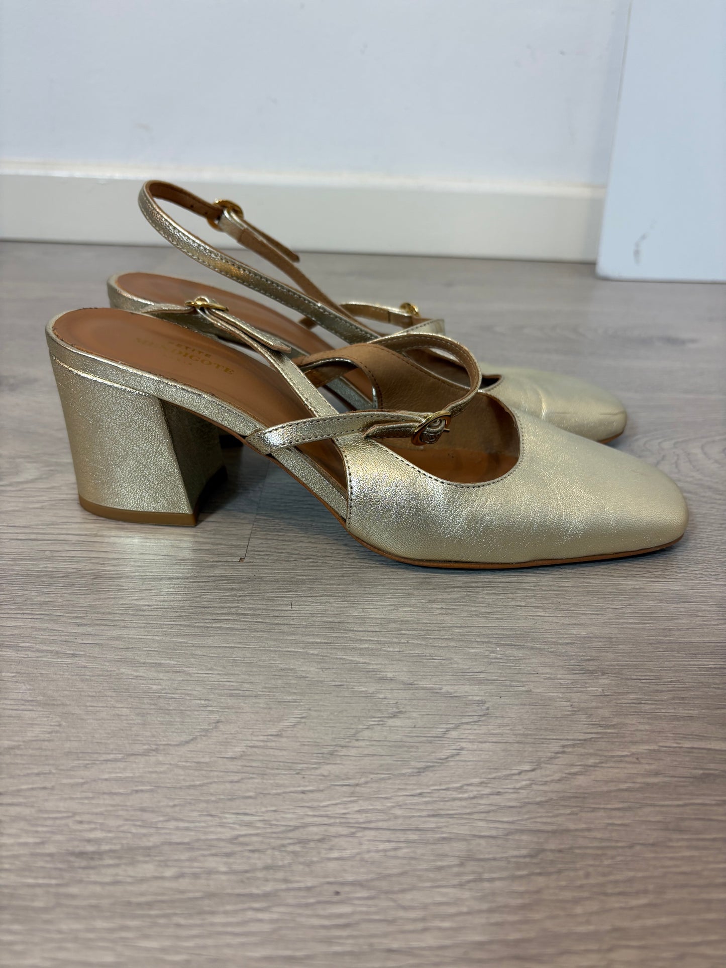 PETITE MENDIGOTE. Tacones dorados hebilla