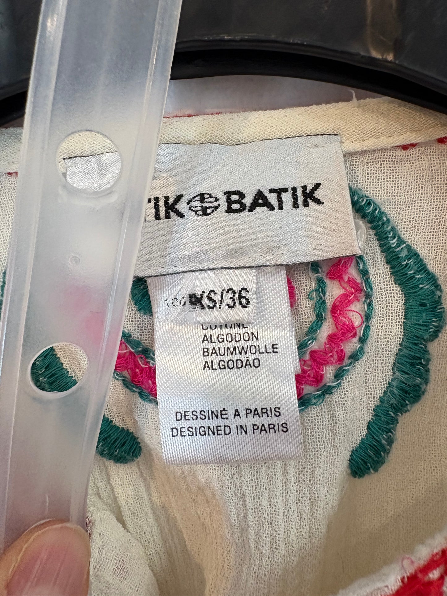 ANTIK BATIK. Conjunto top y falda bordados
