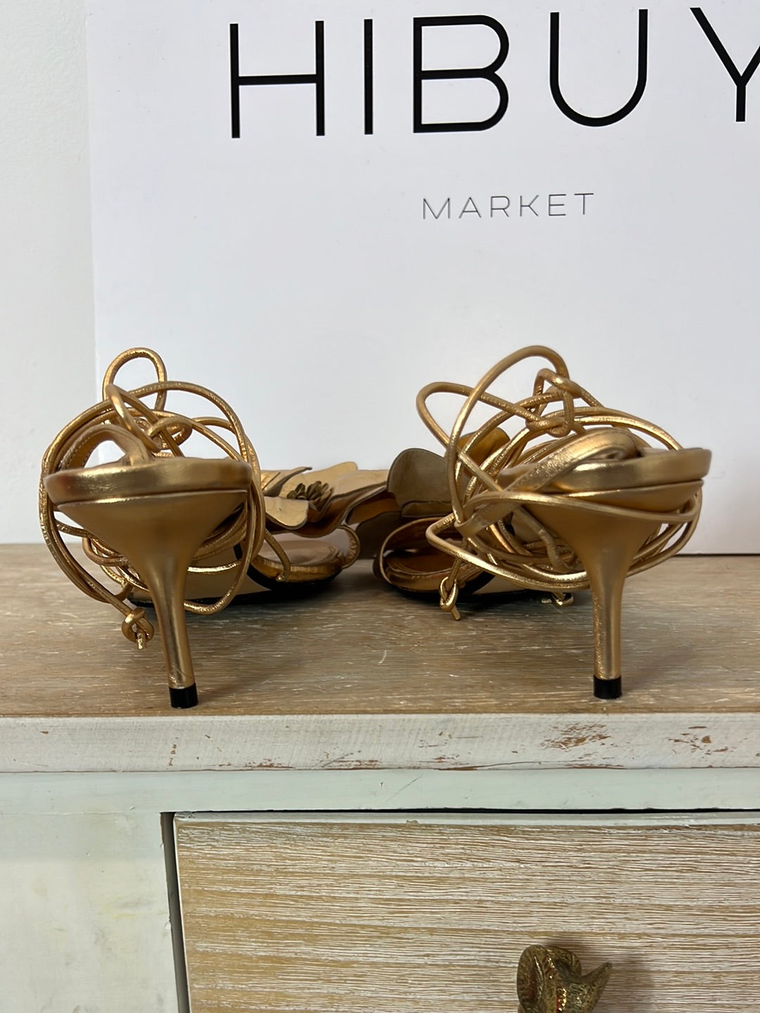 ZARA. Sandalia dorada flores T.40