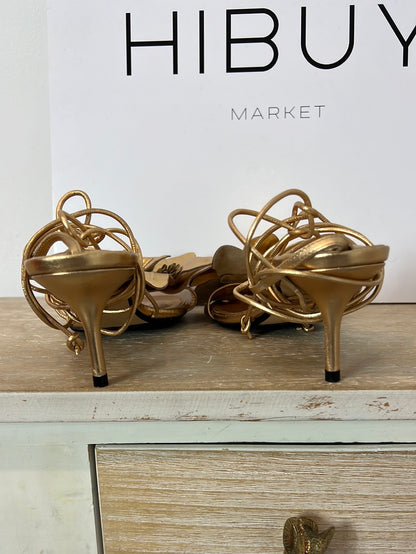 ZARA. Sandalia dorada flores T.40