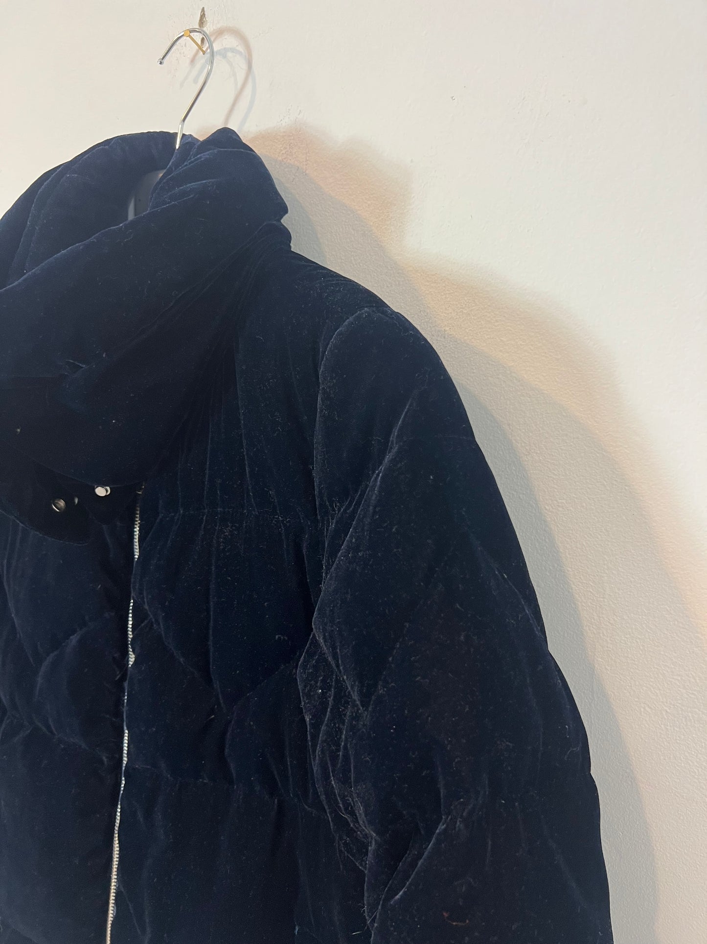 MANGO. Plumas azul oscuro terciopelo. T S