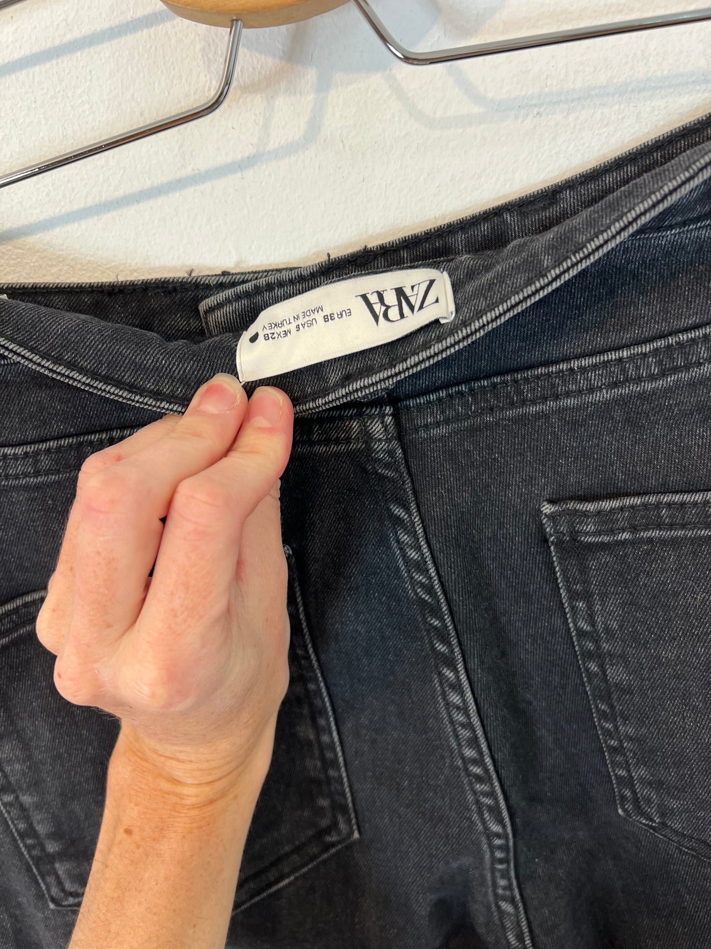 ZARA. Pantalón negro aberturas T.38