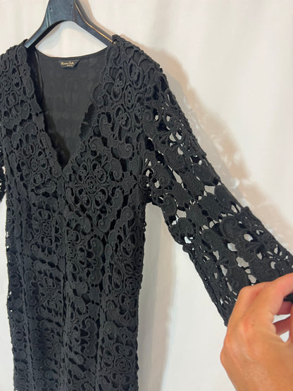 MASSIMO DUTTI. Vestido negro corto troquelado. T XS