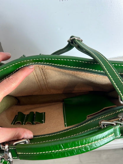 OTRAS. Bolso piel verde bolsillos