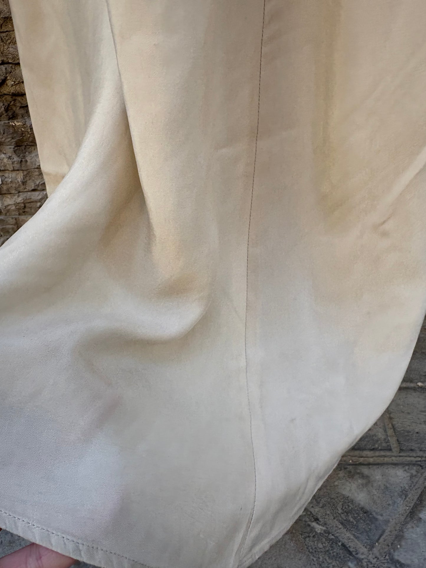 TBA. Vestido beige detalles