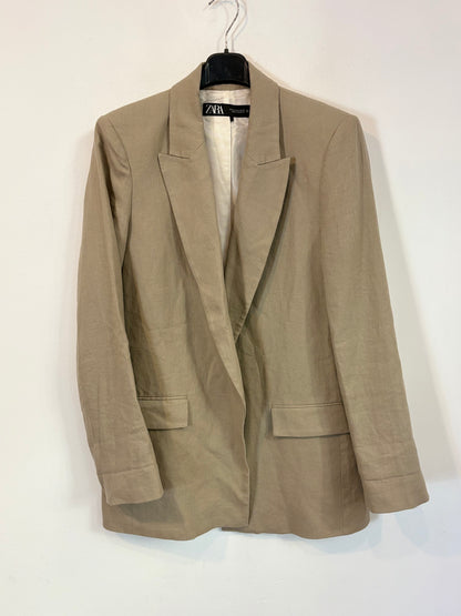 ZARA. Blazer color arena con lino y viscosa