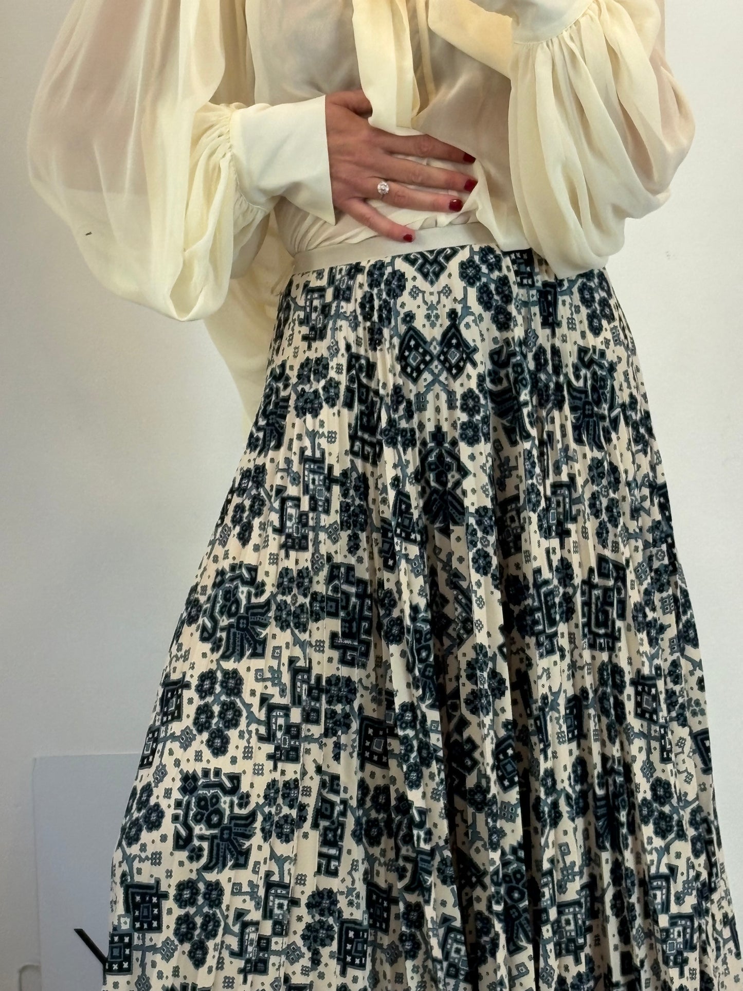 VANESSA BRUNO. Falda midi plisada estampada azules