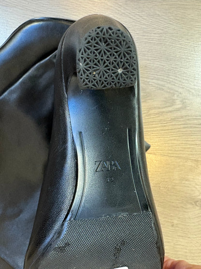 ZARA. Bota tacón piel soft en negro