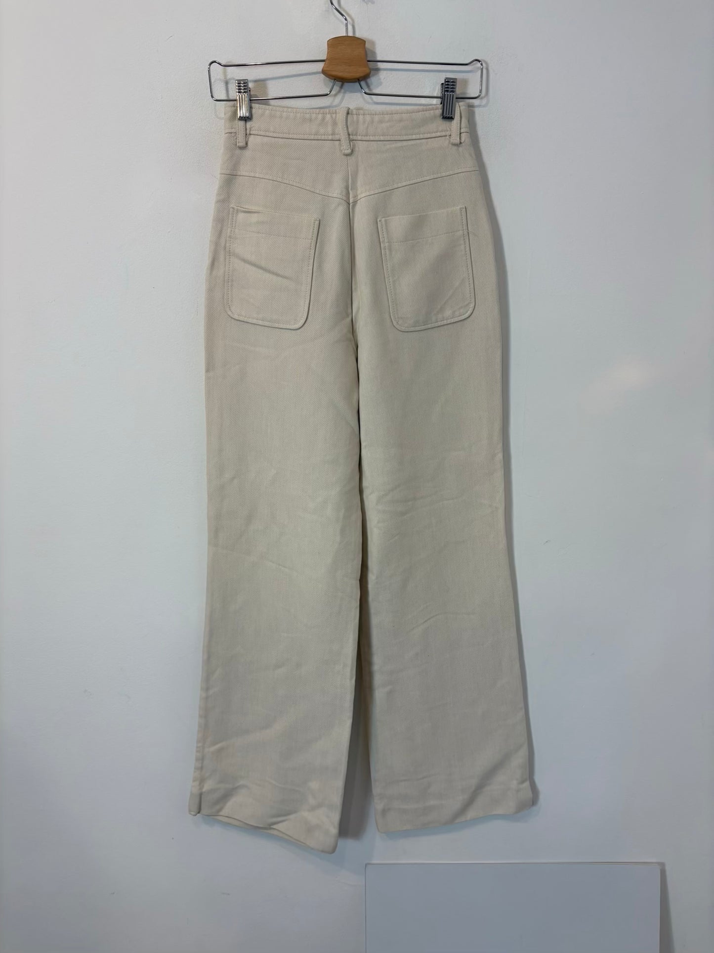 SANDRO. Pantalón color crudo pata ancha