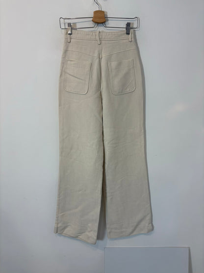 SANDRO. Pantalón color crudo pata ancha