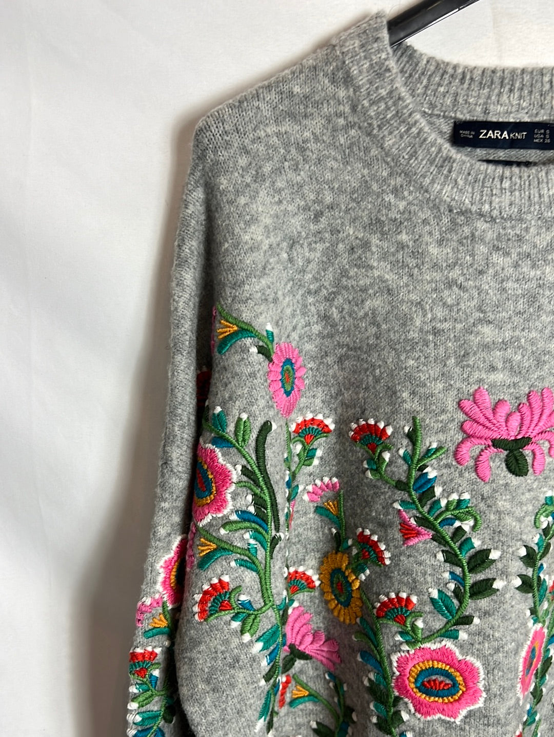 ZARA. Jersey gris bordados. T S