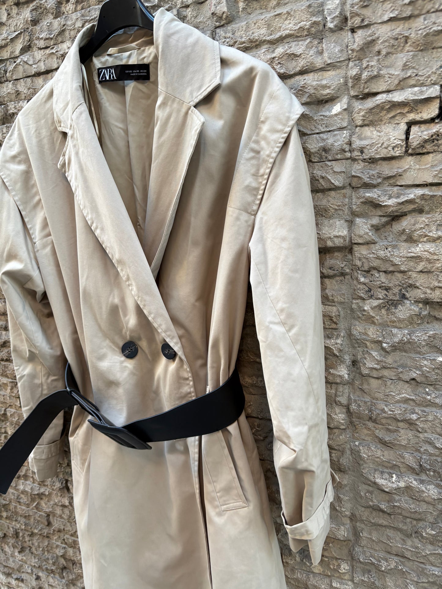 ZARA. Gabardina larga cinturón