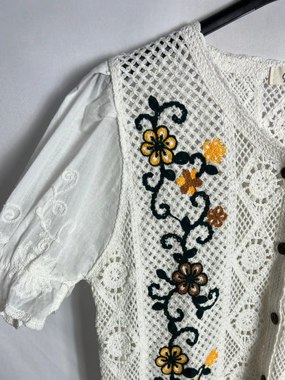 OTRAS. Top calado abotinado detalles. T S