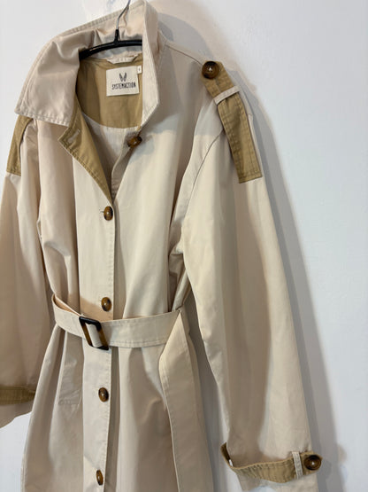 SYSTEMACTION. Gabardina beige cinturón