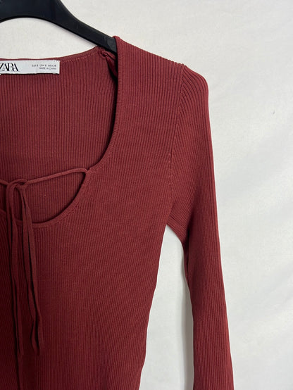 ZARA. Top canalé elástico burdeos. T S