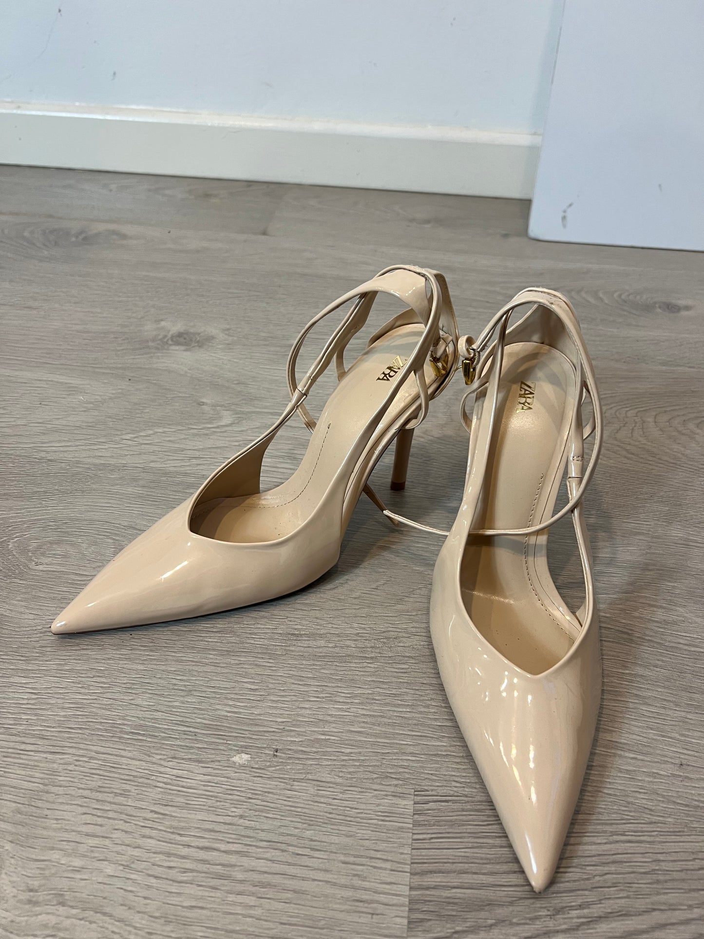 ZARA. Zapato tacón beige charol. T 38