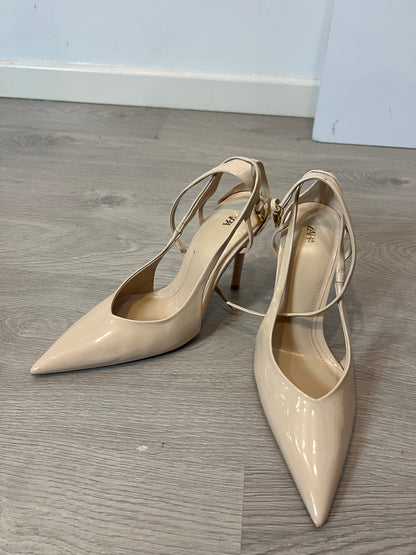 ZARA. Zapato tacón beige charol. T 38