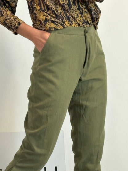 TBA. Pantalón verde media pierna