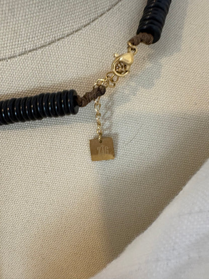 OTRAS. Gargantilla negra y dorada