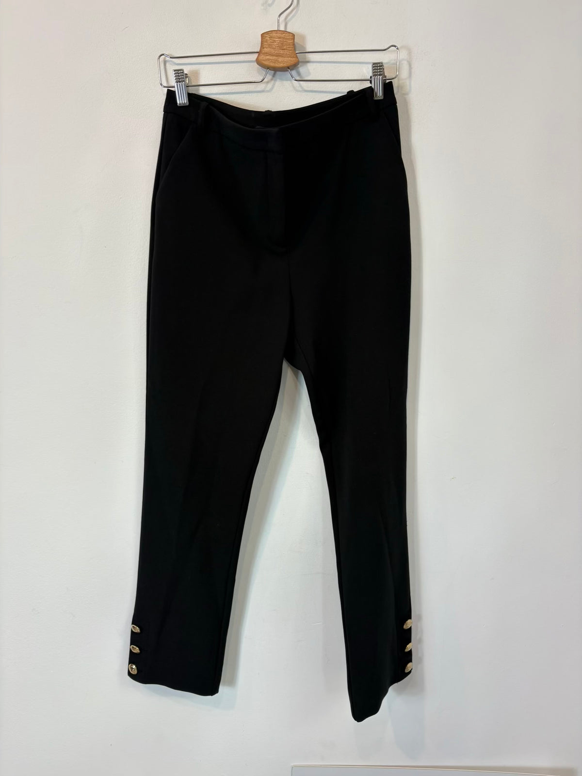 PATRIZIA PEPE. Traje de chaqueta negro botones dorados