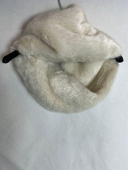 ZARA. Cuello pelo beige