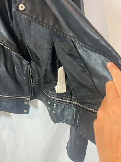 ZARA. Cazadora negra efecto piel. T M