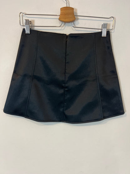 ZARA. Falda negra satinada T.s