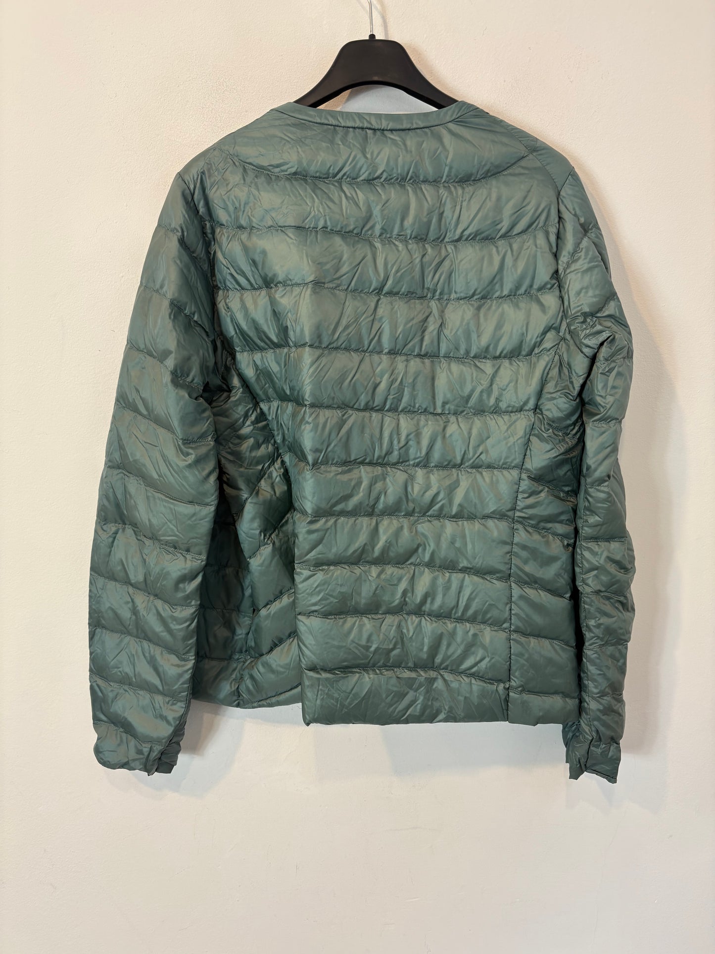 UNIQLO. Chaqueta plumas ultraligera verde claro