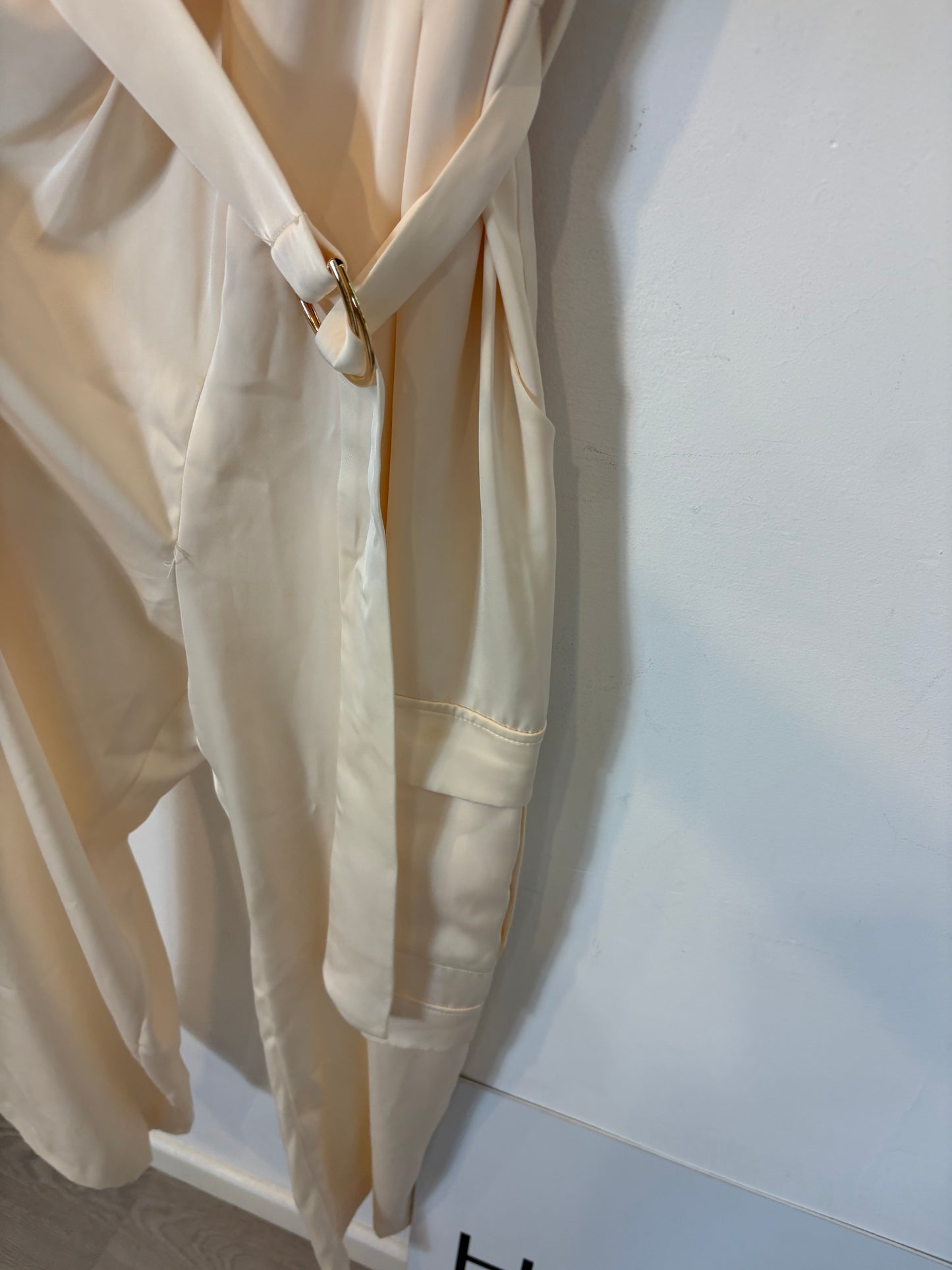 ZARA. Mono beige satinado. T XS