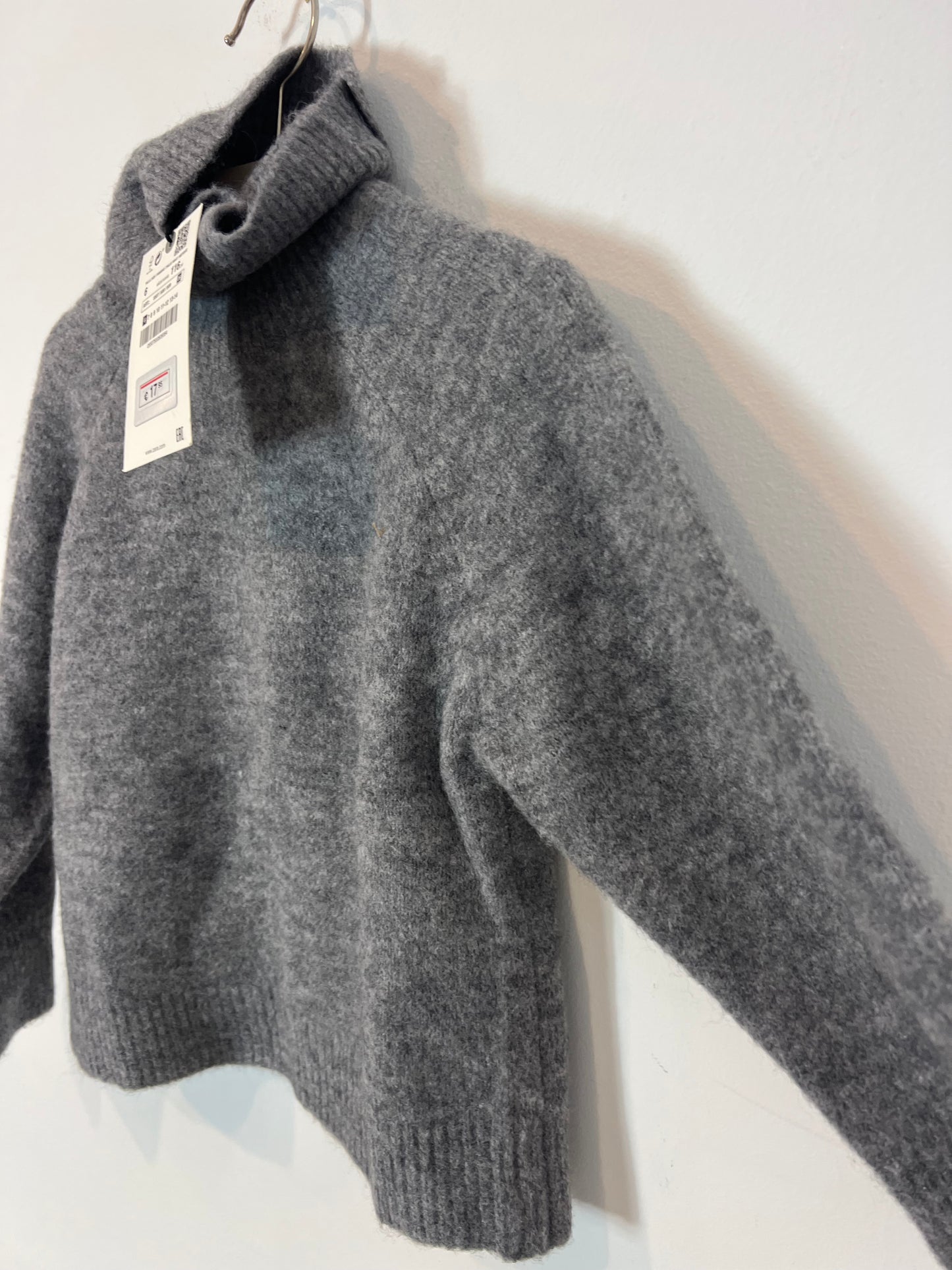 ZARA. Gray turtleneck sweater. Size 6 years