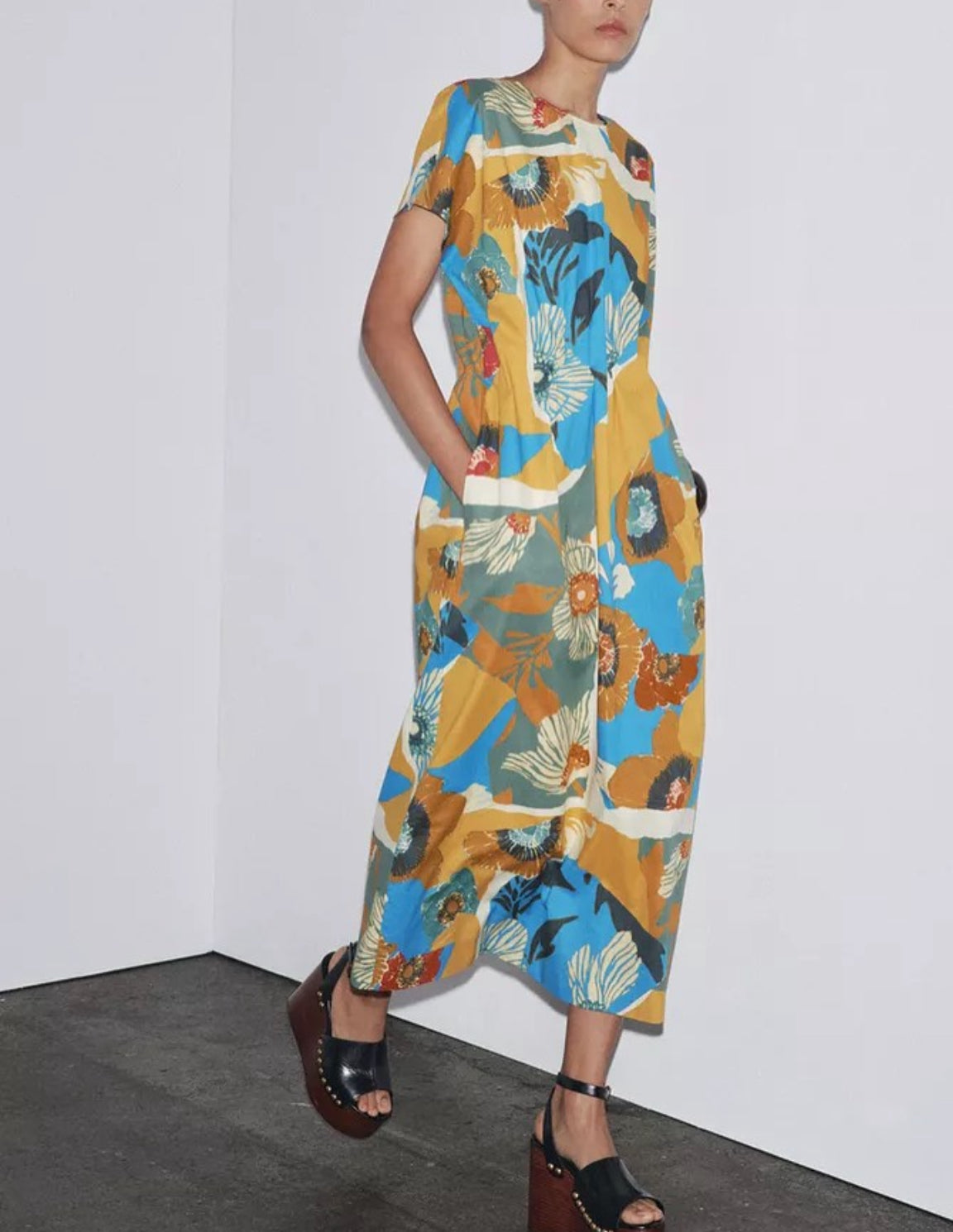 ZARA. Vestido midi estampado