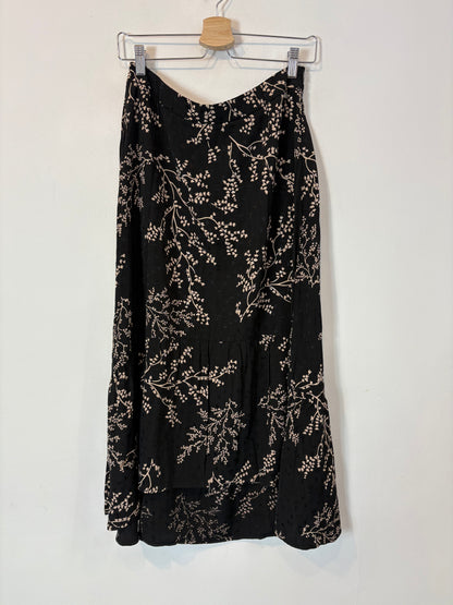 YERSE. Falda midi negra estampada asimétrica
