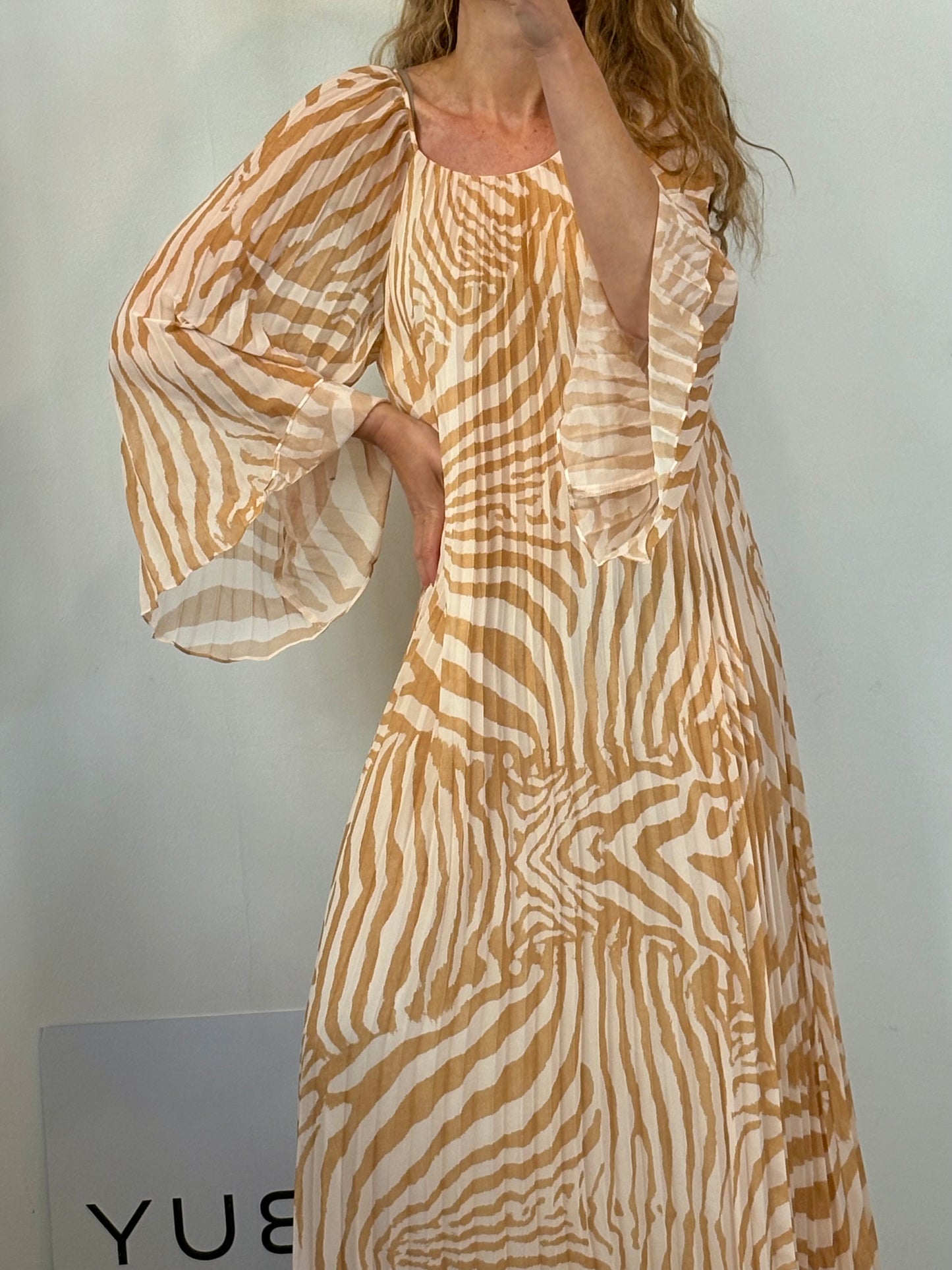 SÉZANE. Vestido plisado estampado