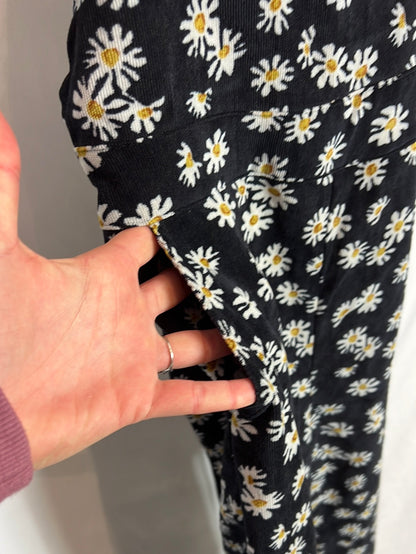 OTRAS. Mono negro micro pana y margaritas. T M