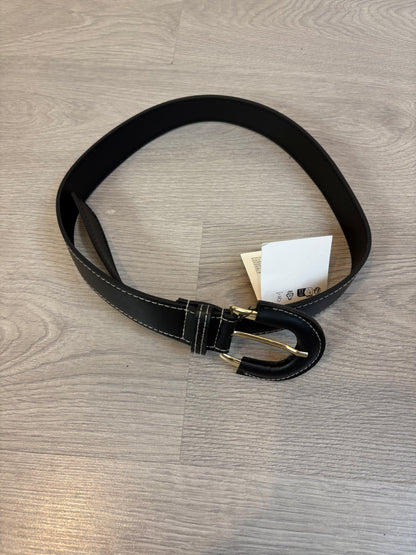 ZARA. Cinturón negro costura