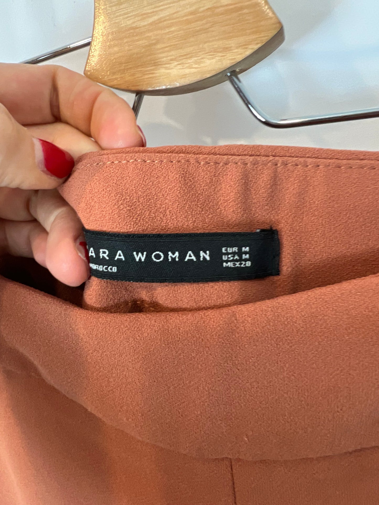 ZARA. Pantalón pata ancha fluido. T M