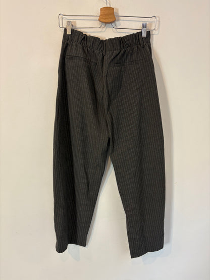 ZARA. Pantalón gris rayas y pinzas