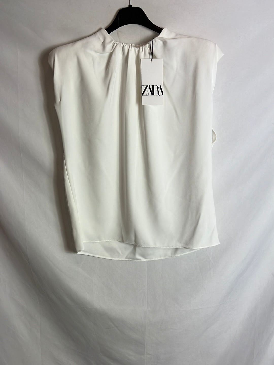 ZARA. Blusa blanca sin mangas hombreras. T S