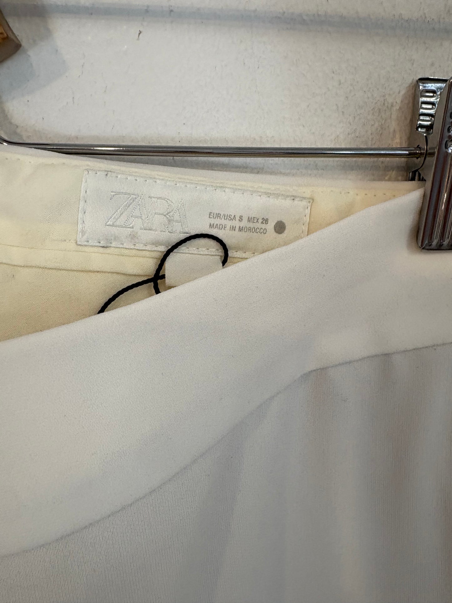 ZARA. Conjunto blanco de chaleco y pantalón