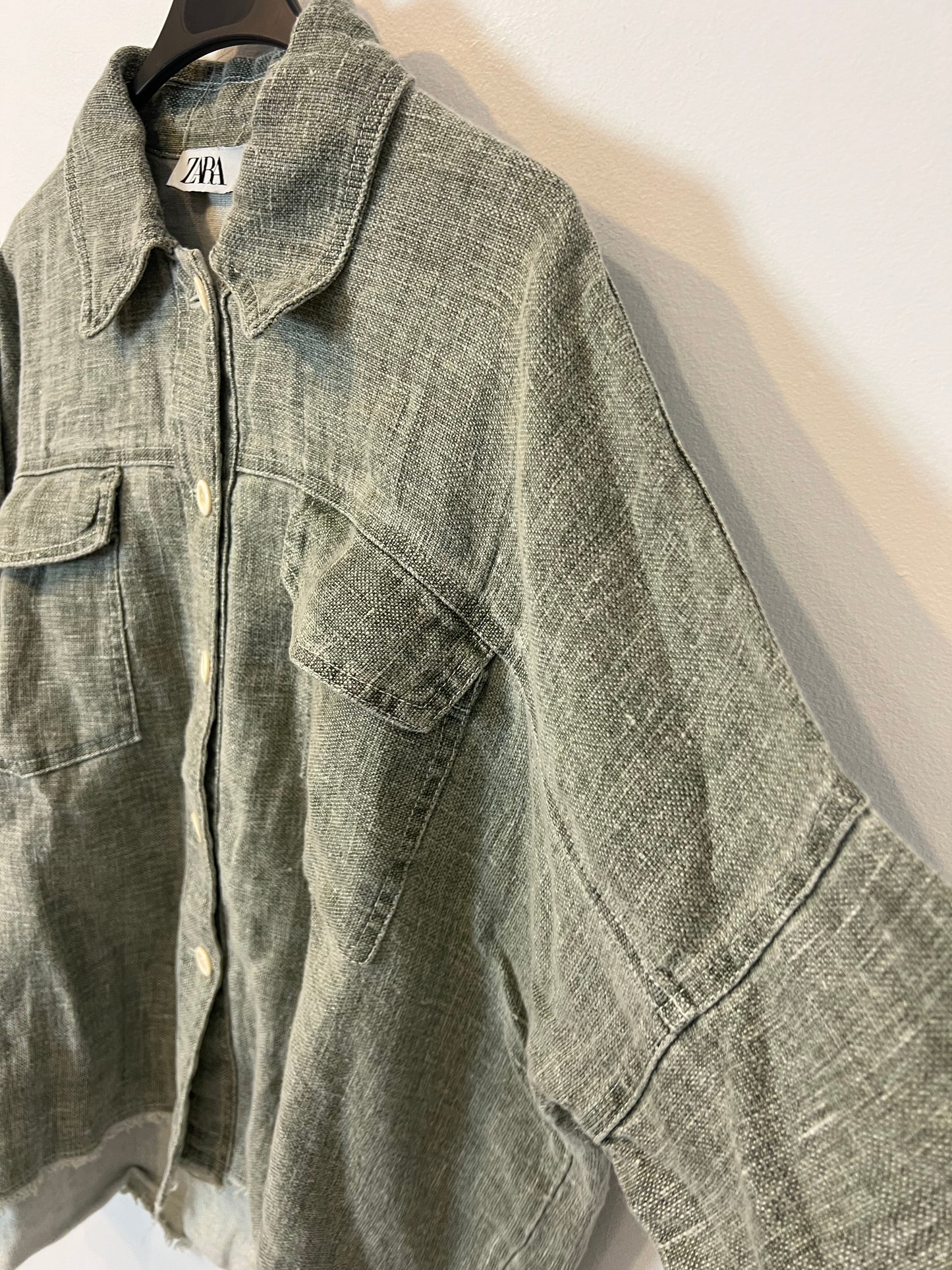 ZARA. Sobre camisa lino verde jaspeado. T L