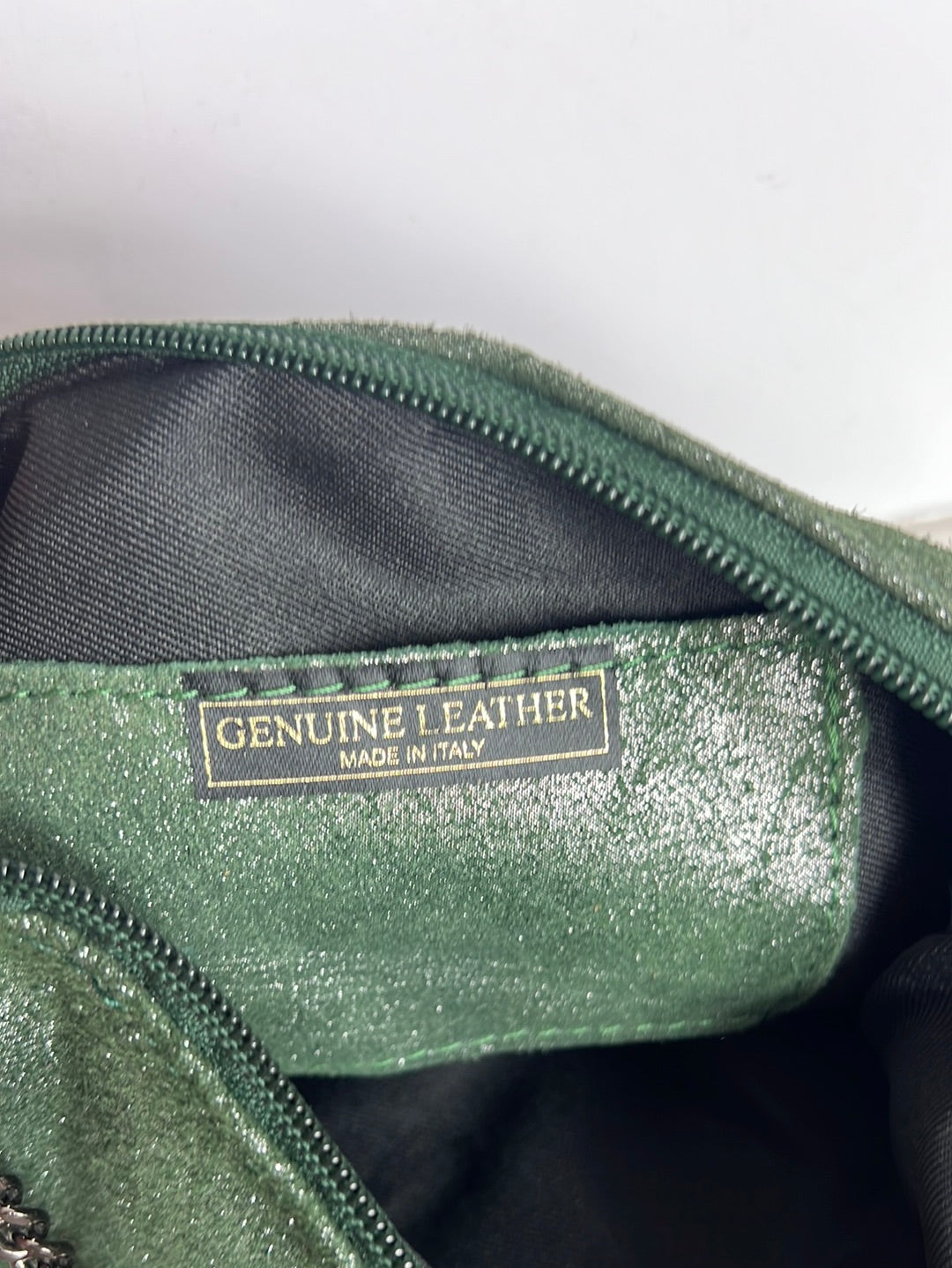 OTRAS. bolso piel verde brillo